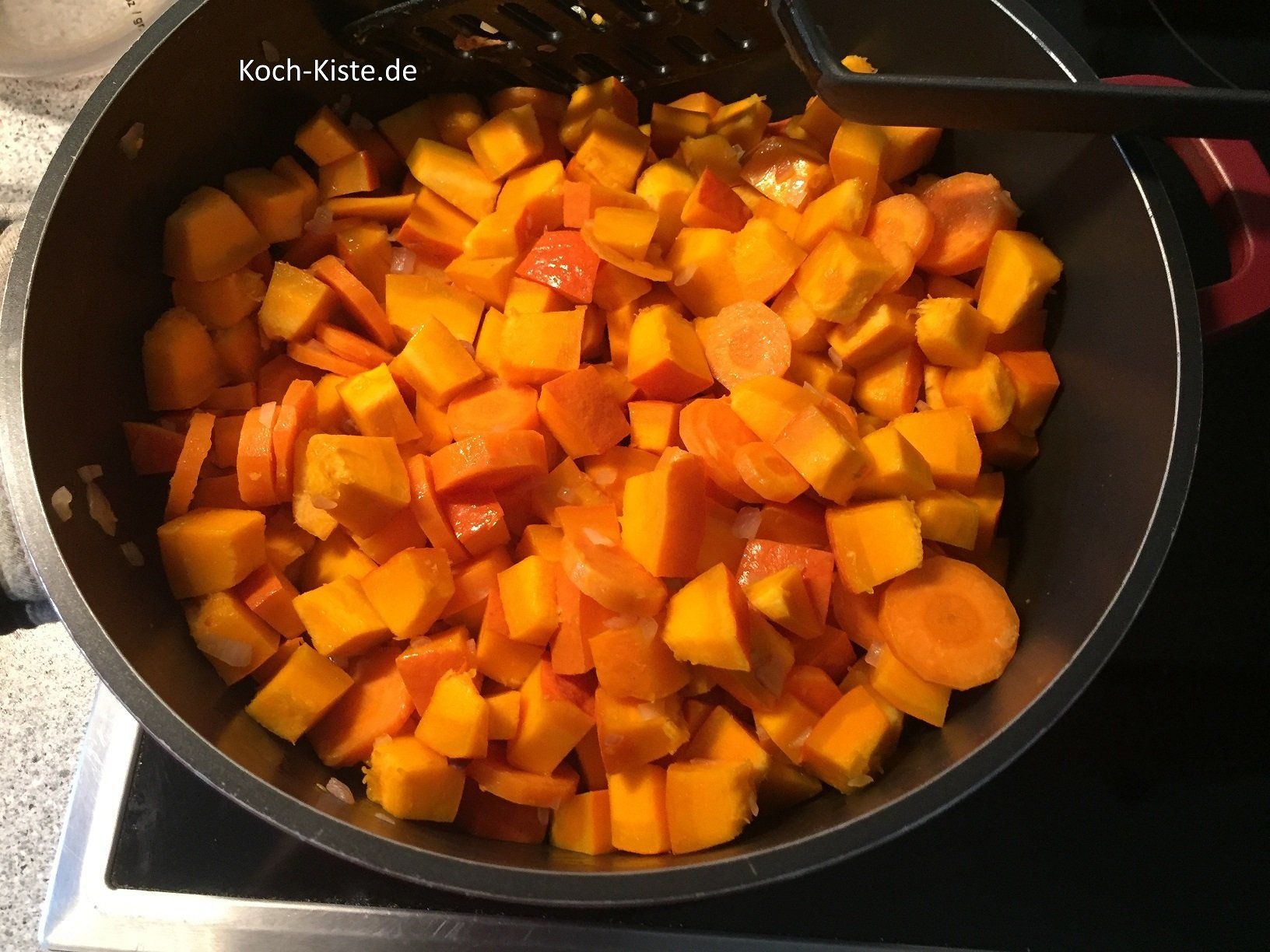 Kürbis und Möhren mit in den Topf geben und anbraten