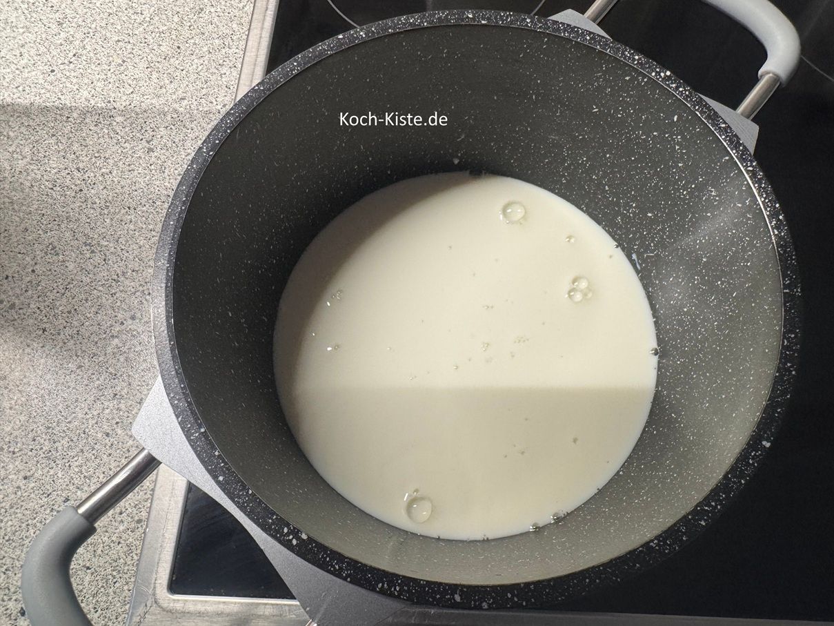 und gieße sie in einen kleinen Topf
