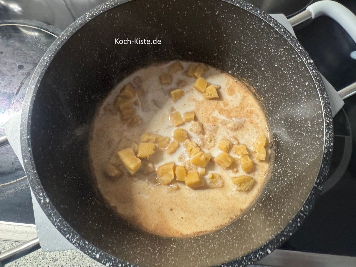 danach gebe die Marzipanwürzfel mit in den Topf und erwärme die Milch. Achtung nicht kochen !!