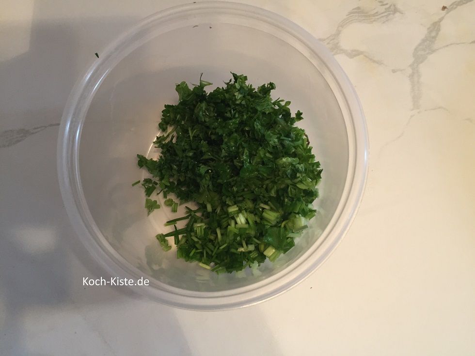 gebe beide Kräutersorten in eine kleine Schüssel