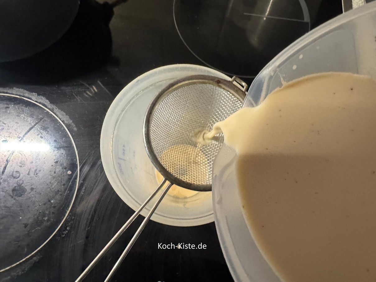 und gieße die angemischte Flüssigkeit hindurch.