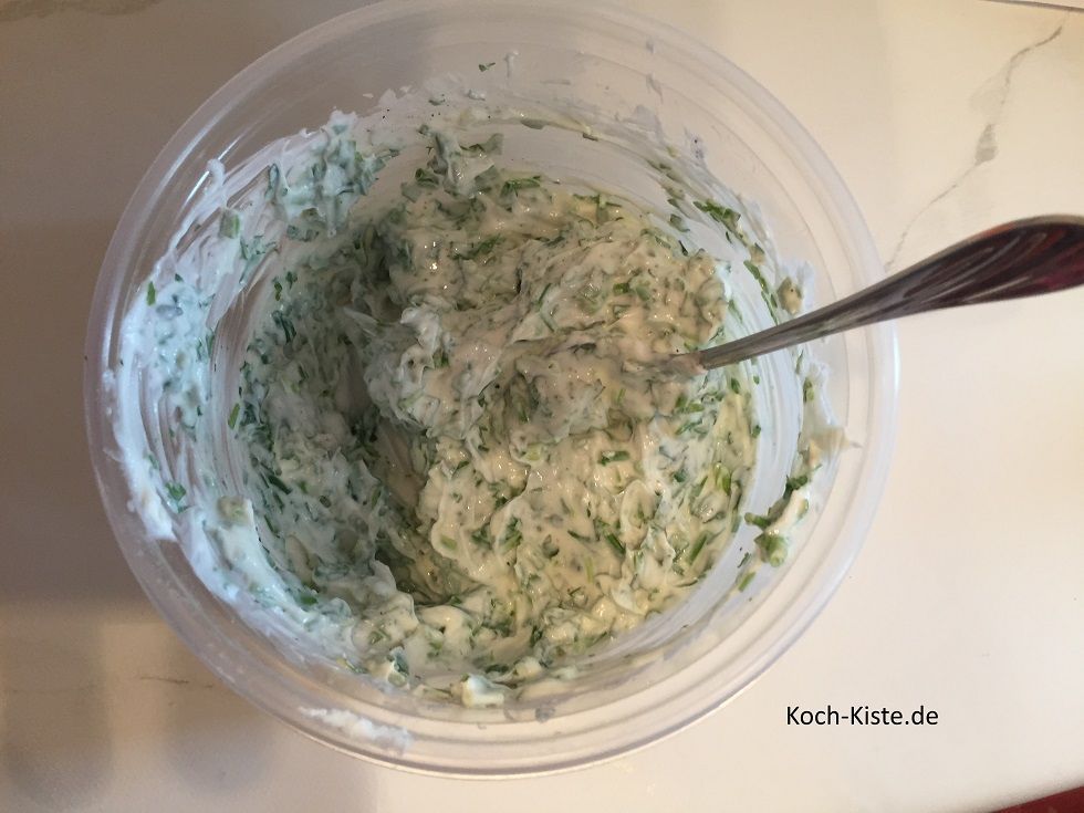 als nächstes rührst Du den Frischkäse, die Kräuter, Salz, und Pfeffer zusammen