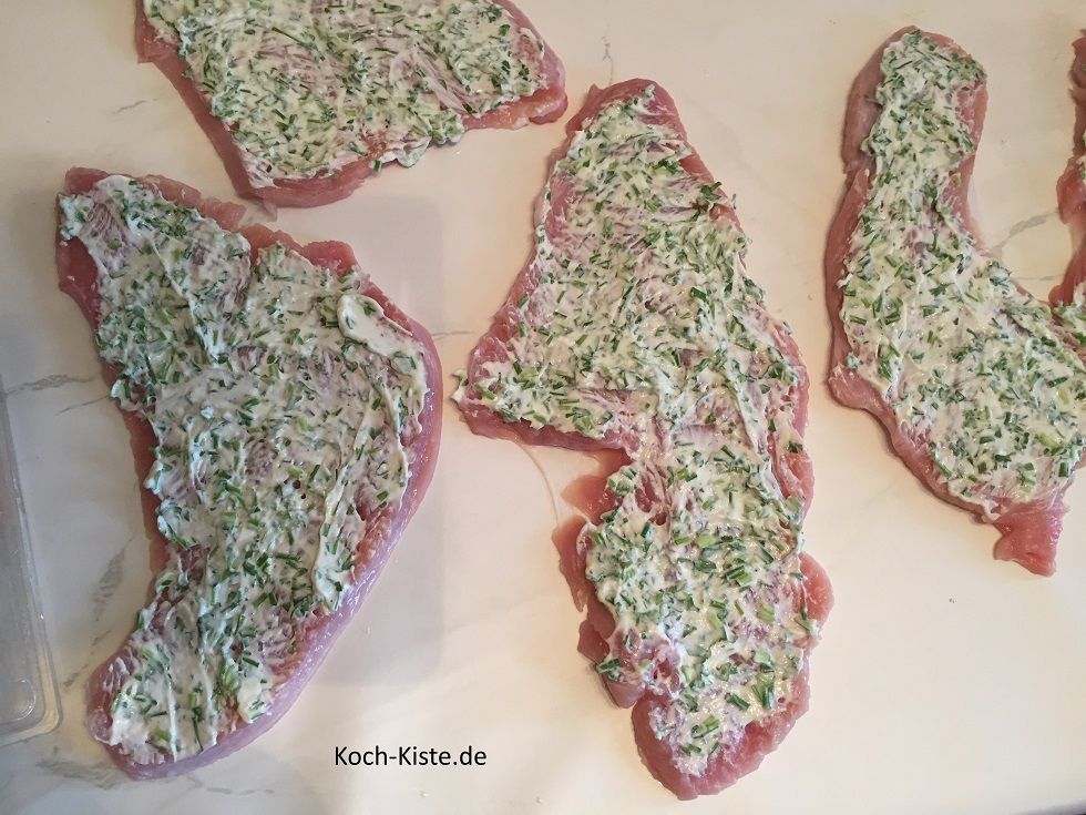 jetzt bestreiche jedes Putenschnitzel mit der Frischkäse-Creme