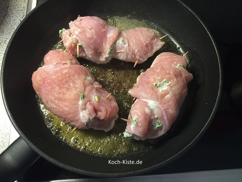 lege die Putenrouladen in das geschmolzene Fett