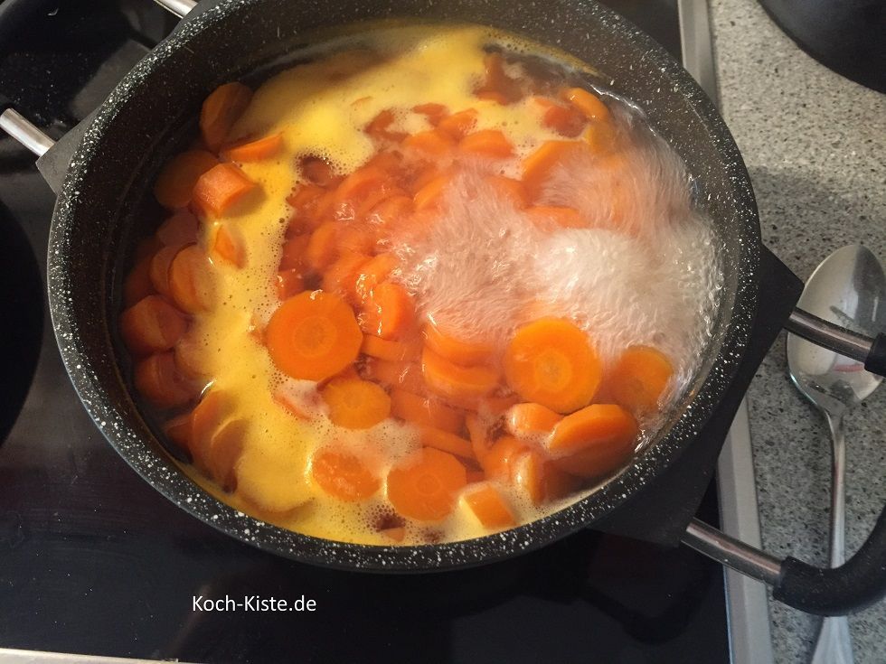 nehme die Wurzeln und entferrne oben und unten ein kleines Stück. Dann schäle die Wurzeln und schneide sie in Scheiben. Danach gebe sie in einen Kochtopf und koche sie gut 25 Minuten gar