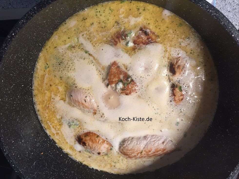bringe alles zum Kochen, reduziere die Temperatru etwas und lasse alles gut 10 Minuten köcheln