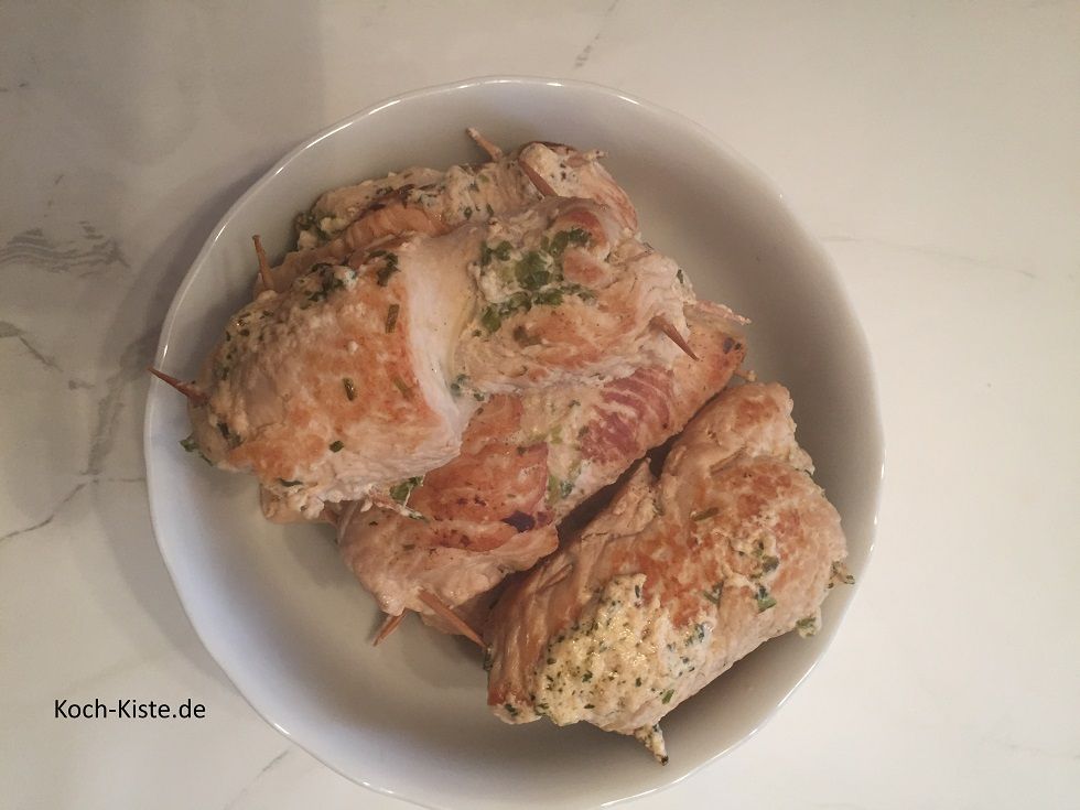 nehme die Putenrouladen aus dem Topf und gebe sie in eine Schüssel