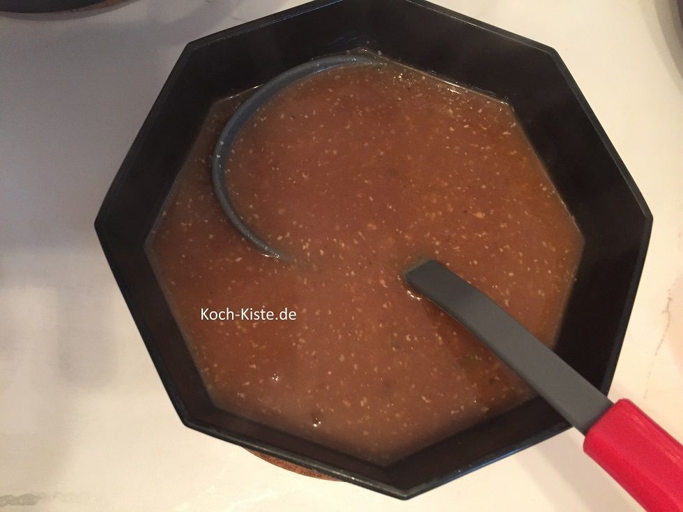 geiße die fertige Soße zum Servieren in eine Schüssel