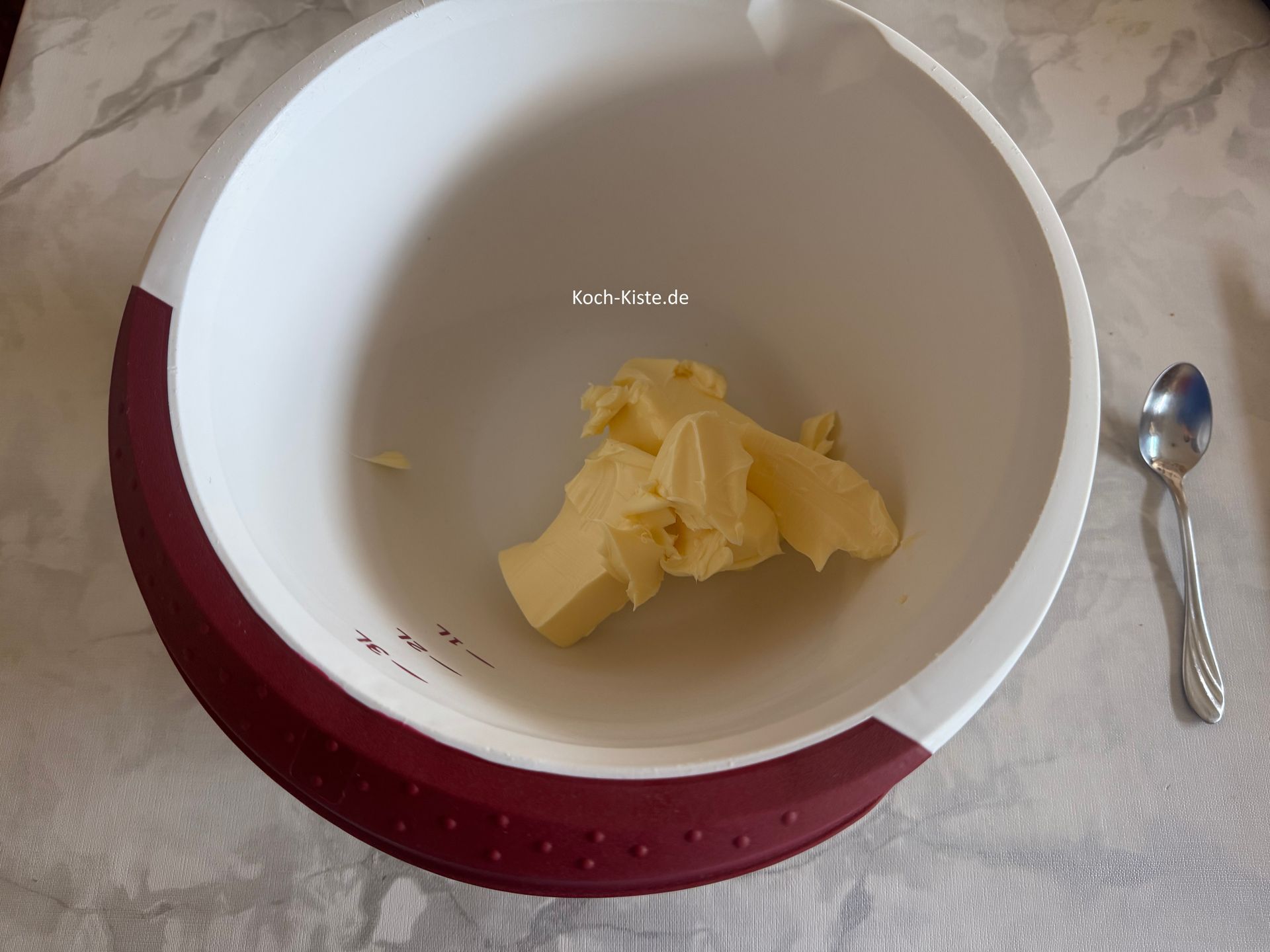 stelle eine Rührschüssel auf die Küchenwaage auf 0 und schubse mit einem Messer 200 g weiche Butter in die Rührschüssel