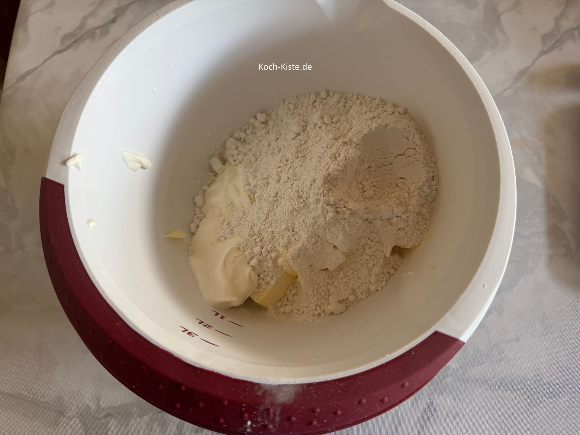 als nächstes stelle die Rührschüssel wieder auf die Küchenwaage - auf 0 und wiege 300 g Dinkelmehl hinein