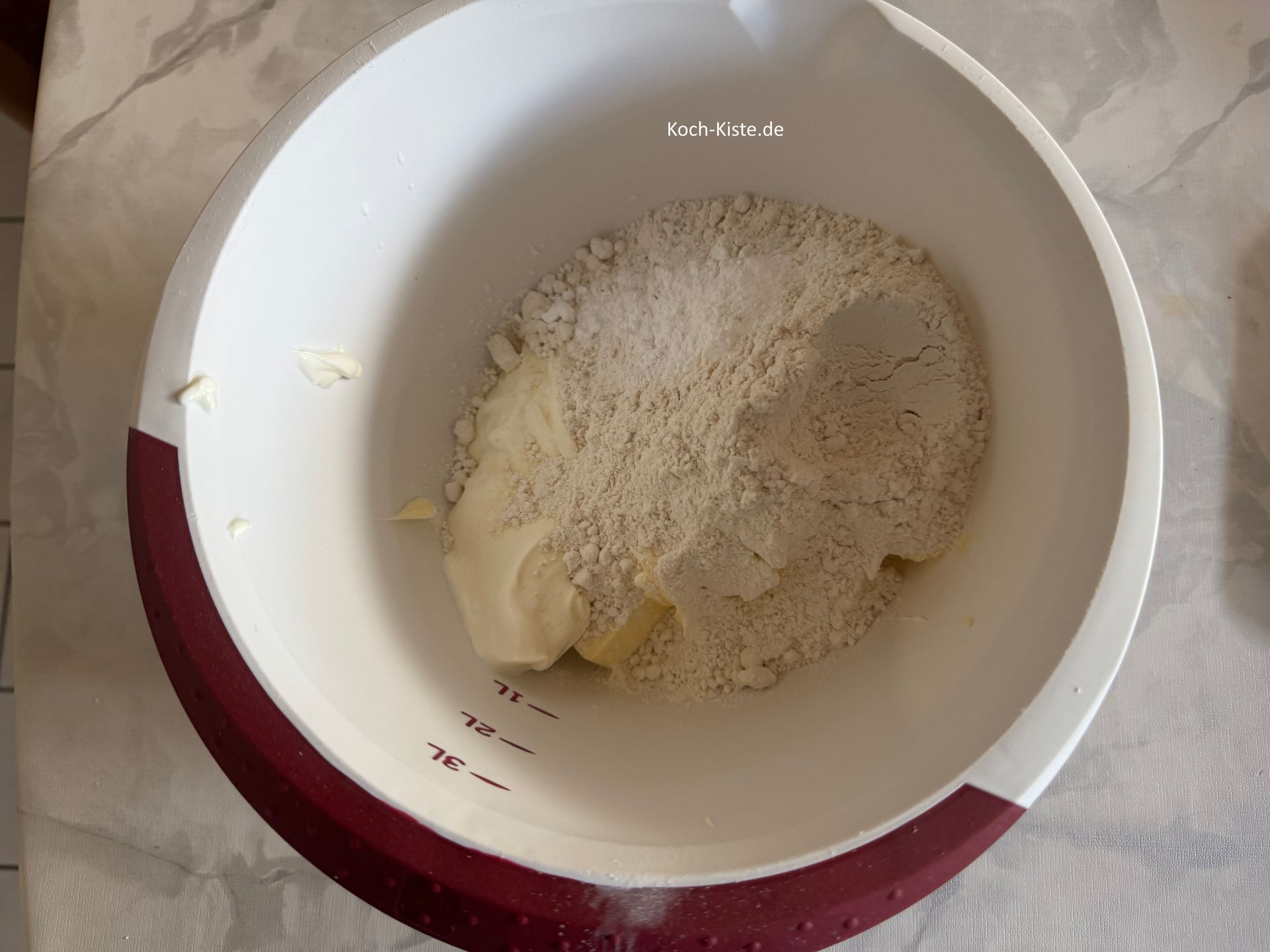 2 gestrichene Teelöffel Backpulver und 2 Prisen Salz dürfen auch dazu