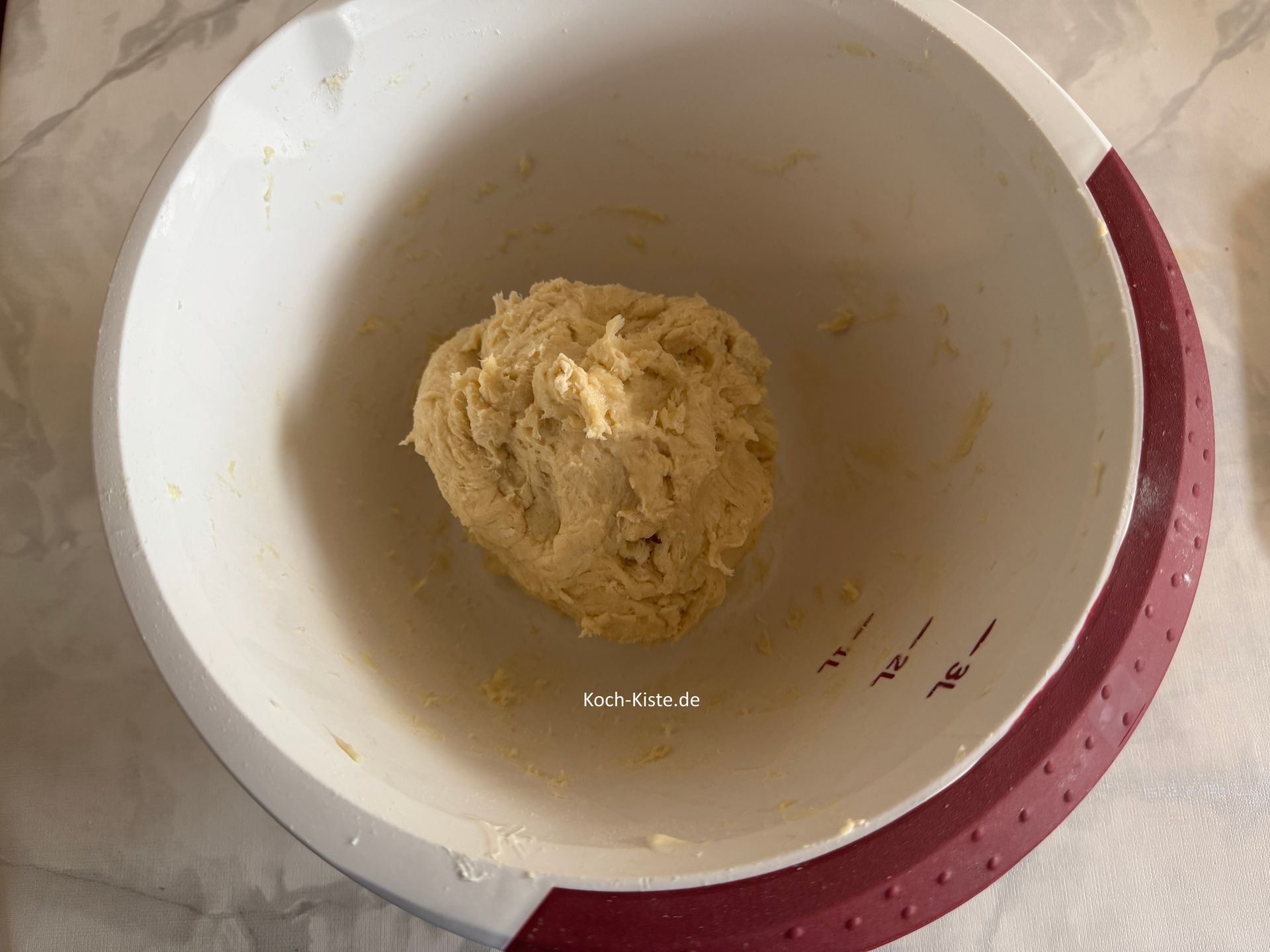 Nun ziehe Dir Vinyl-Einmalhandschuhe an und verknete alle Zutaten zu einem Teig