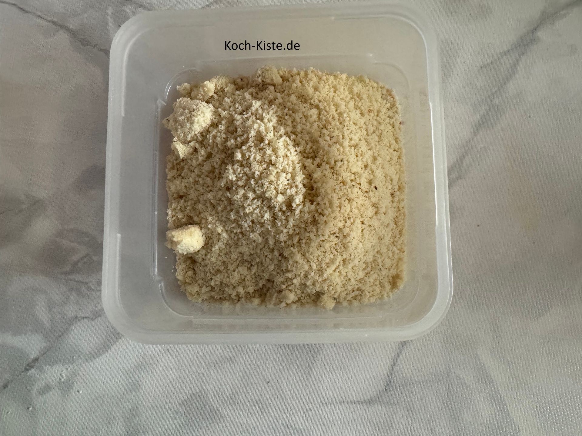 erneut die Küchenwaage auf 0 stellen und 60 g gemahlene Mandeln abwiegen