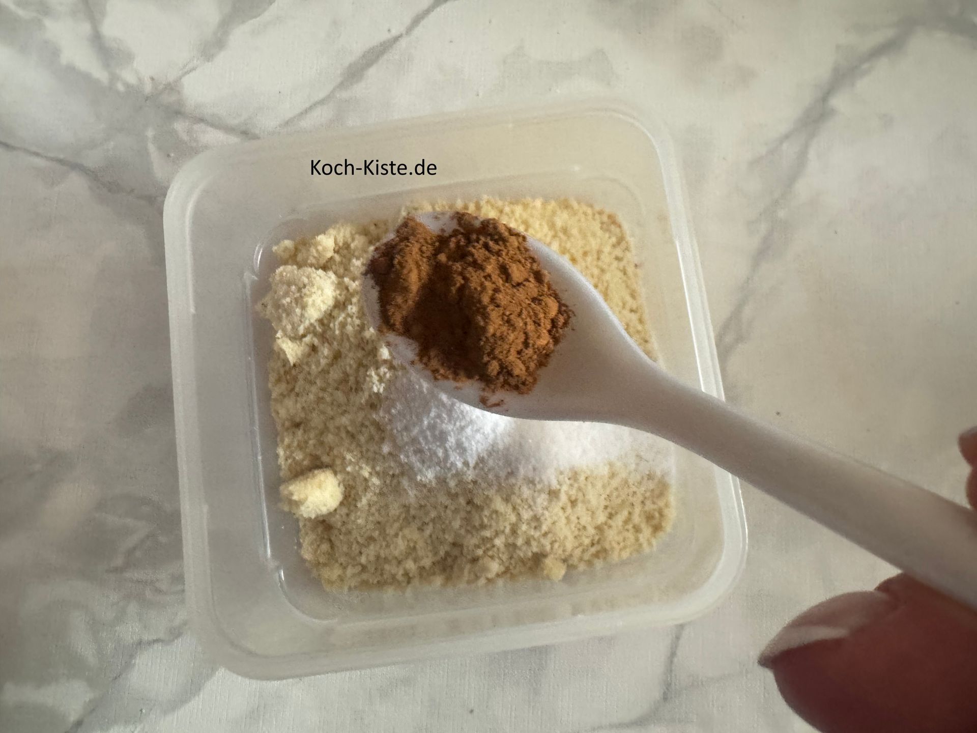 und 1 Teelöffel Zimtpulver hinzu.