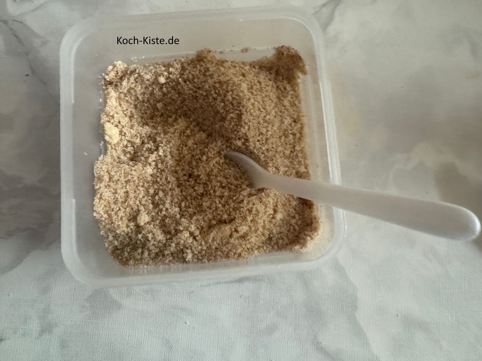 verrühre alles gleichmäßig miteinander. Dann nehme Dir einen Esslöffel und gebe 2 Esslöffel der Mischung in ein kleine extra Schale.