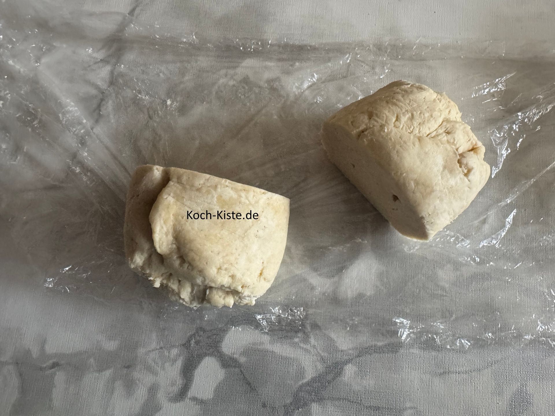 Nehme Dir 1 Teigstück aus den Kühlschrank und halbiere ihn