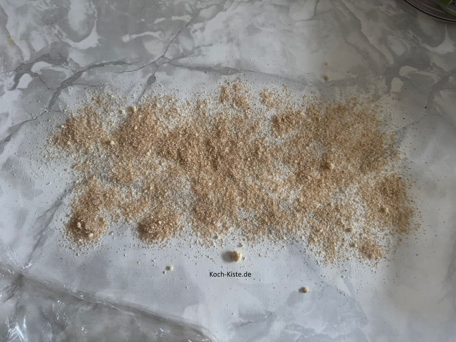 gebe ca. 1/4 der Belagmischung auf die Arbeitsfläche und verteile sie auf die Fläche wie Du den Teig ausrollen möchtest.