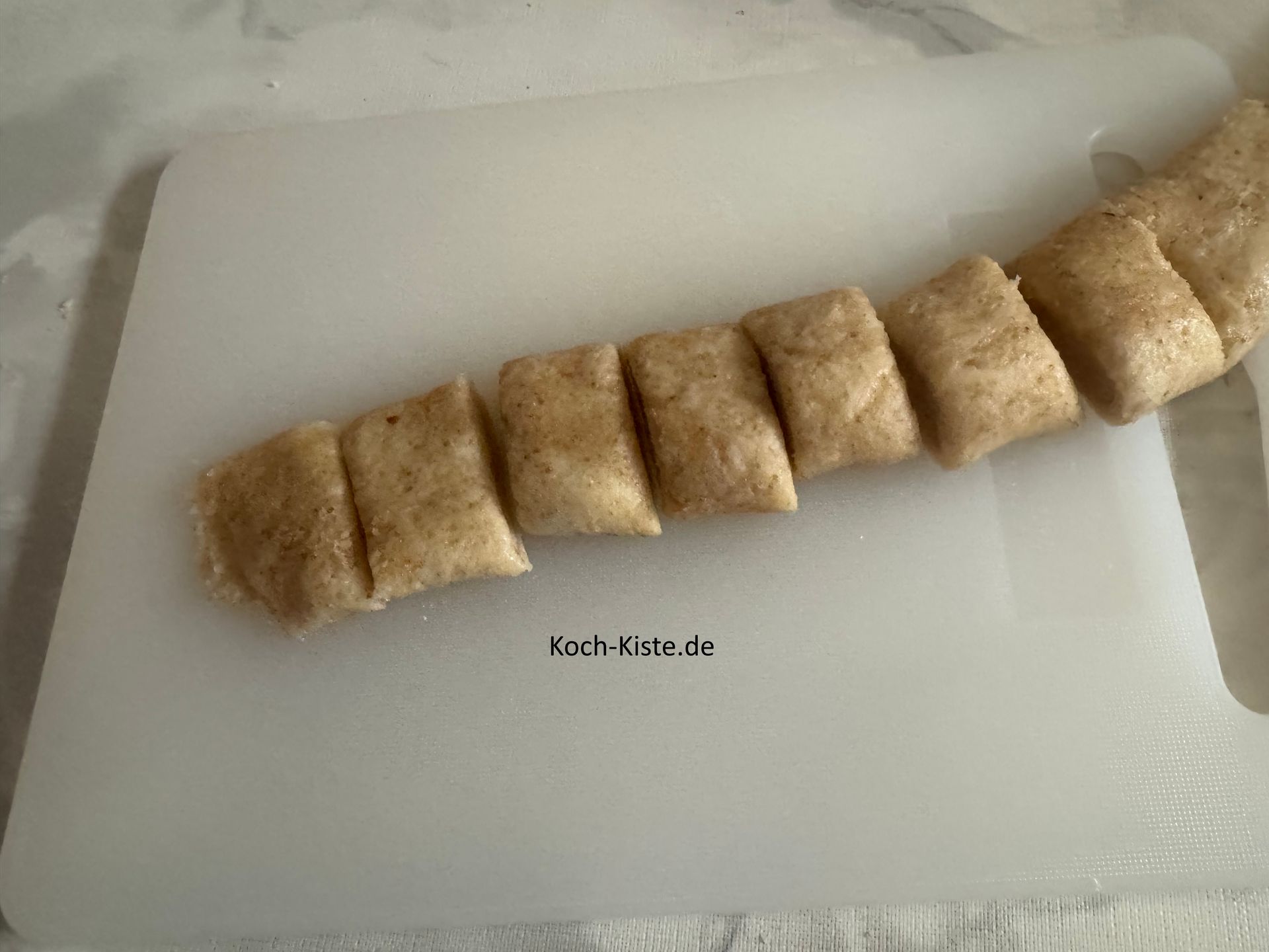 ziehe die Teigrolle auf ein Schneidebrett und schneide ca. 3 cm breite Streifen ab.