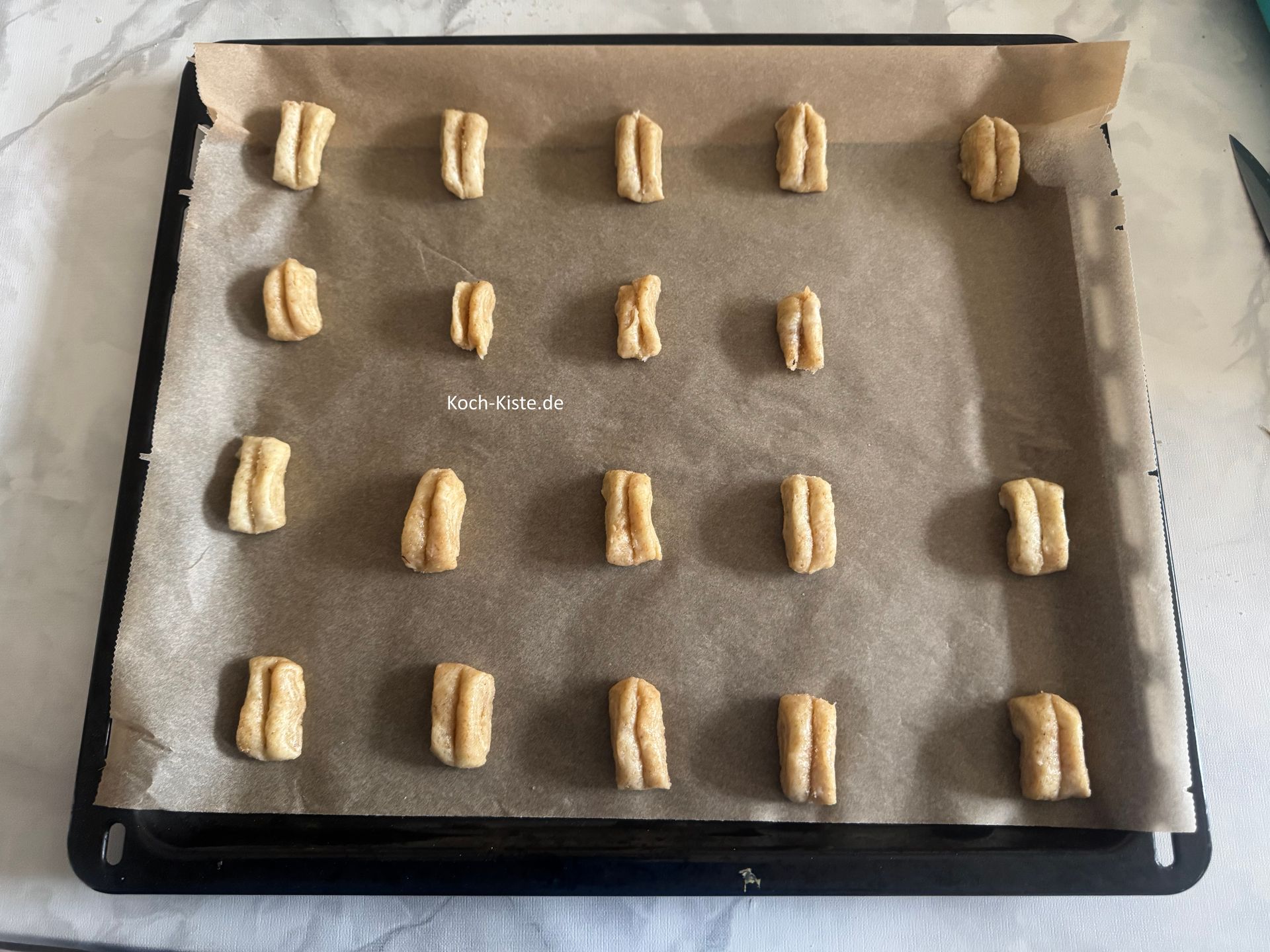 lege die Franzis mit Abstand auf ein Backpapier belegtes Backblech. Es sollten 20 bis 25 Stück sein.