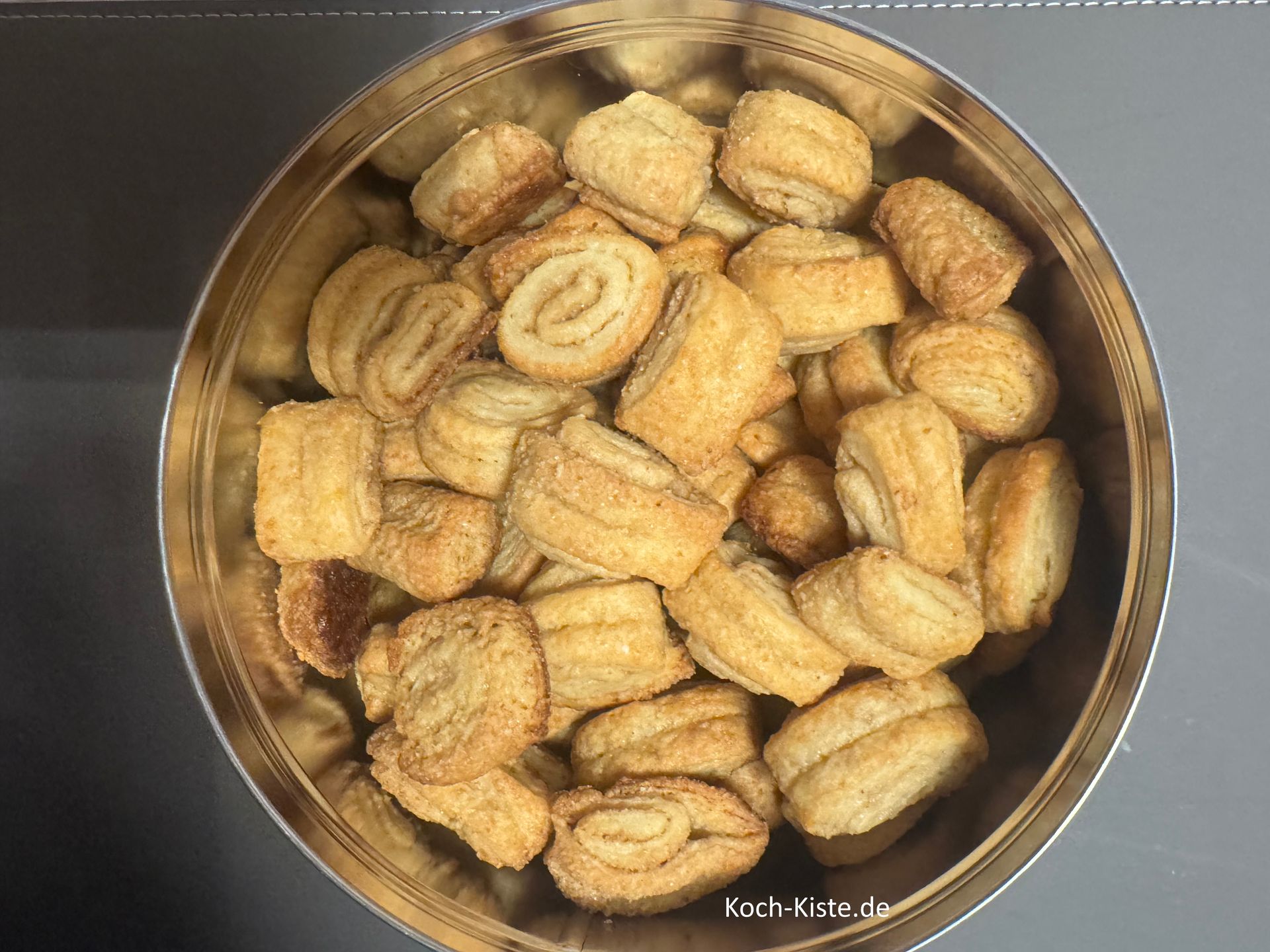 Frazis in eine Keksdose verpackt