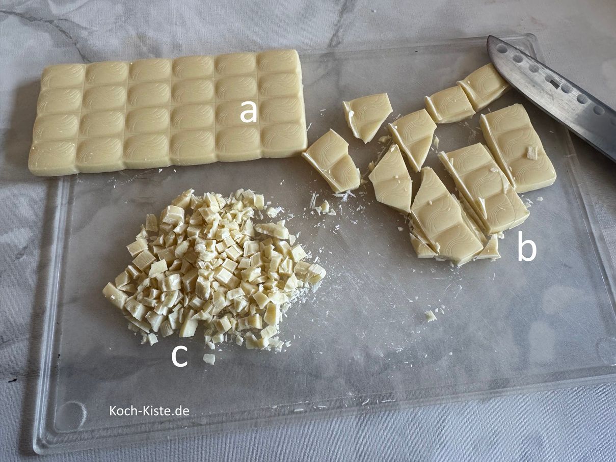 beginne damit die Schokolade auszupacken, auf das Schneidebrett zu legen (a), in Stücke zu schneiden (b) und dann klein zu hacken (c)