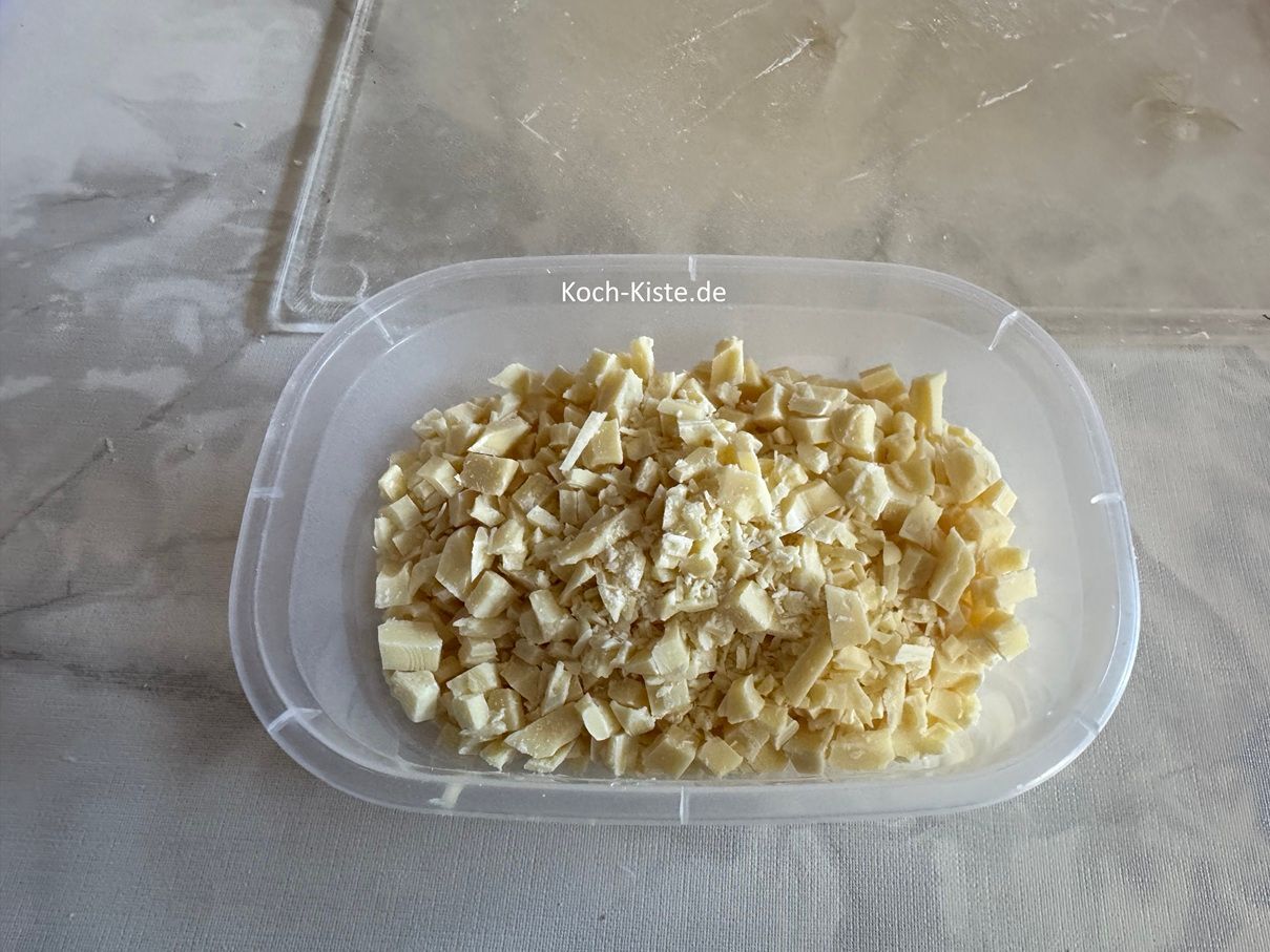 gebe die gehackte weiße Schokolade in eine Schüssel