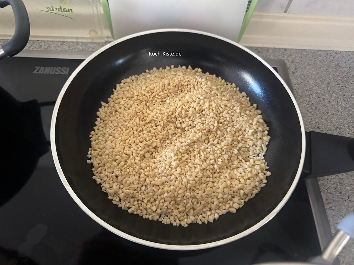 die gehackten Mandeln kippst Du in eine Pfanne - ohne Öl - und röstest sie vorsichtig , bis sie etwas Farbe annehmen. Wichtig: wende die Mandeln immer wieder mit Hilfe des Pfannenwenders