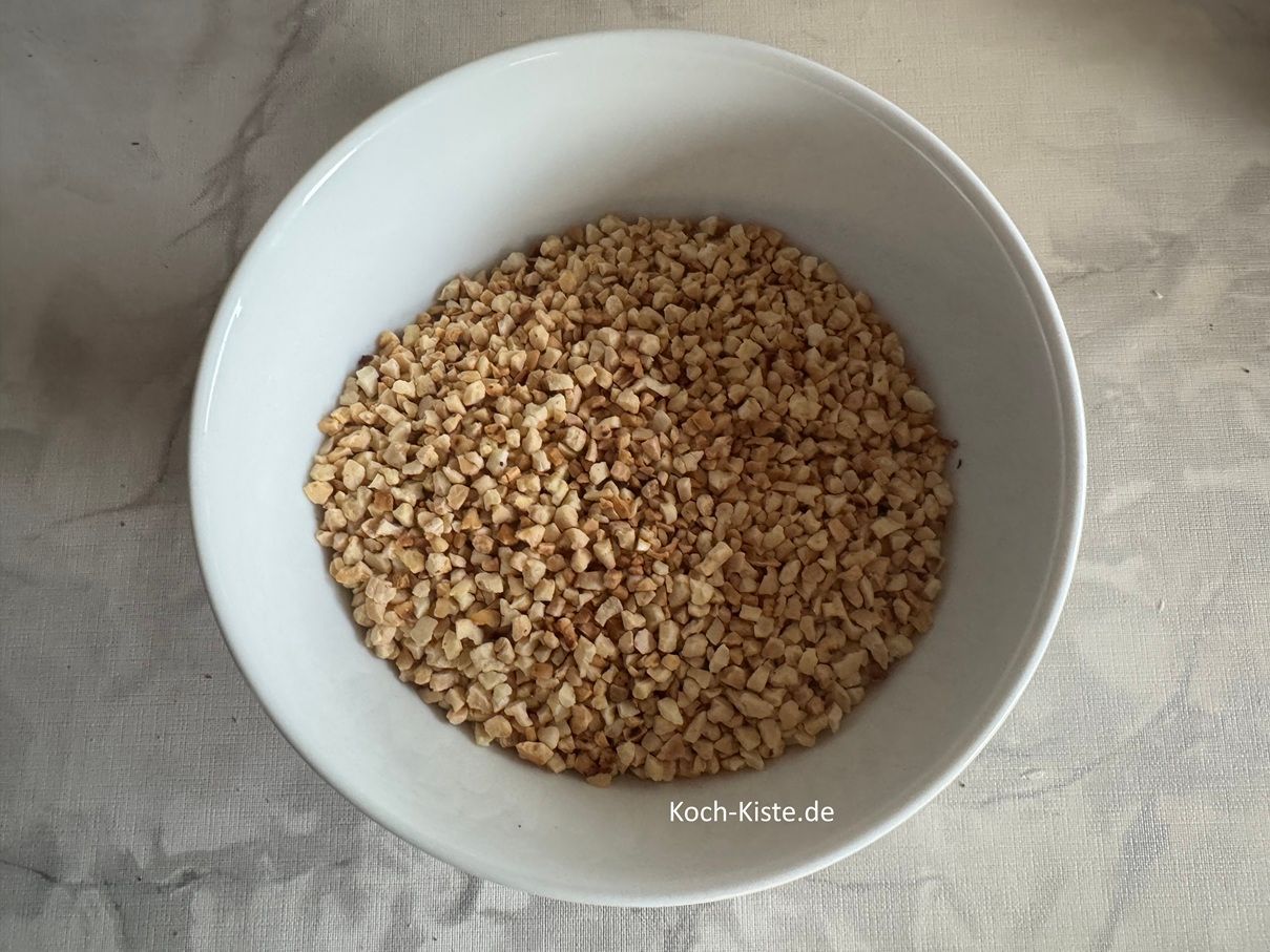 gebe die gerösteten Mandeln wieder in die Schüssel zurück.