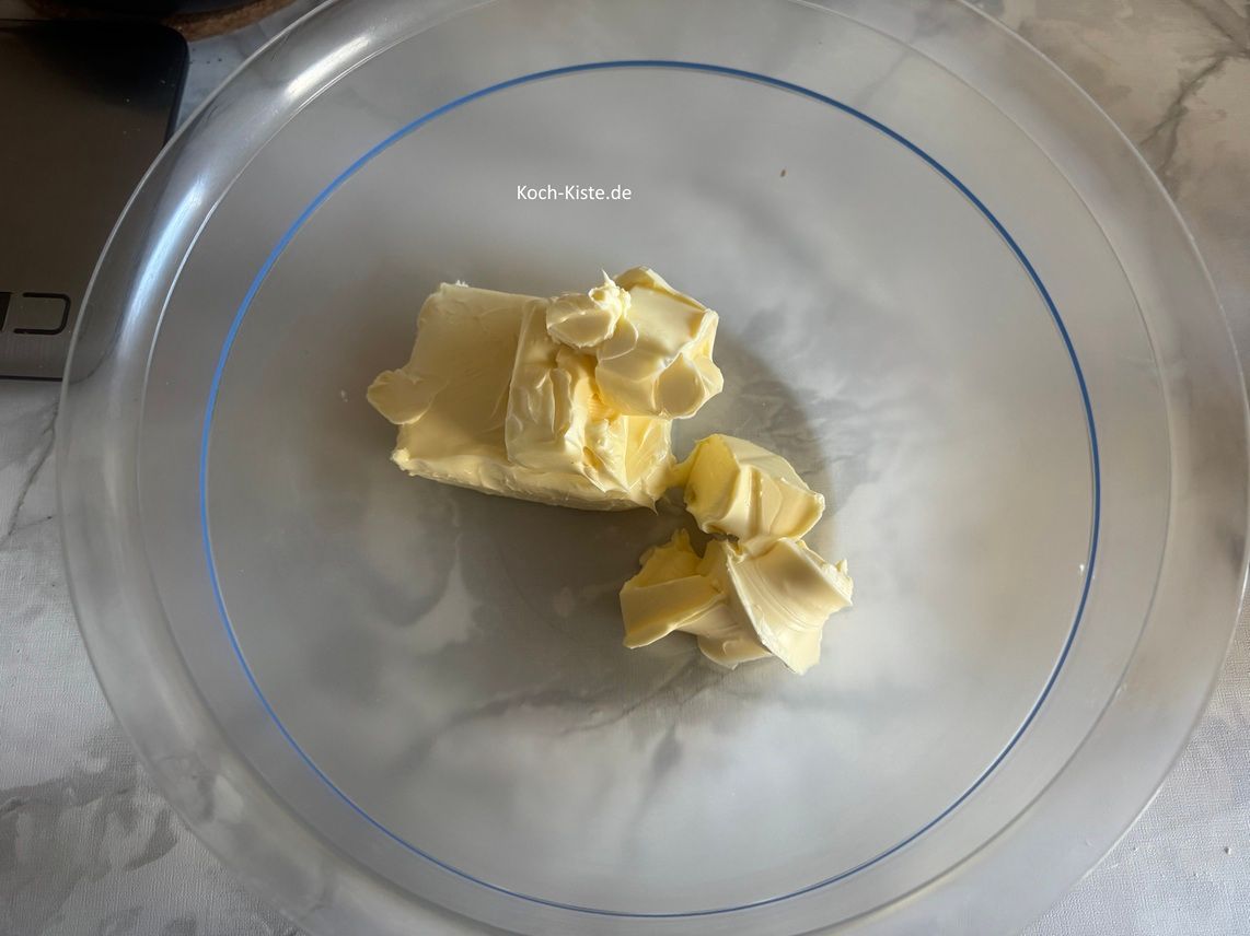 stelle eine Rührschüssel auf die Küchenwaage auf 0 und schubse mit einem Messer 230g (460g) weiche Butter hinein.