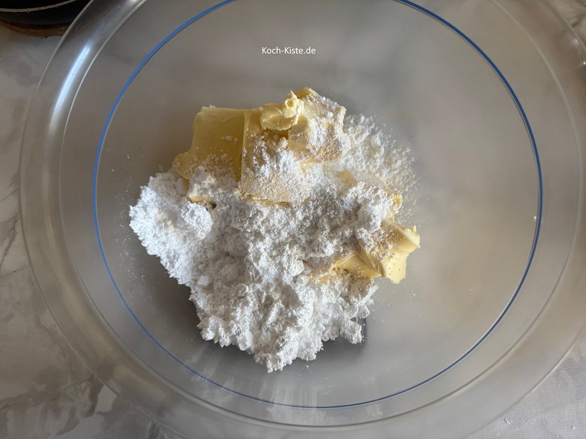 dann stelle die Küchenwaage wieder auf 0 - und wiege 70g ( 140g) Puderzucker ab