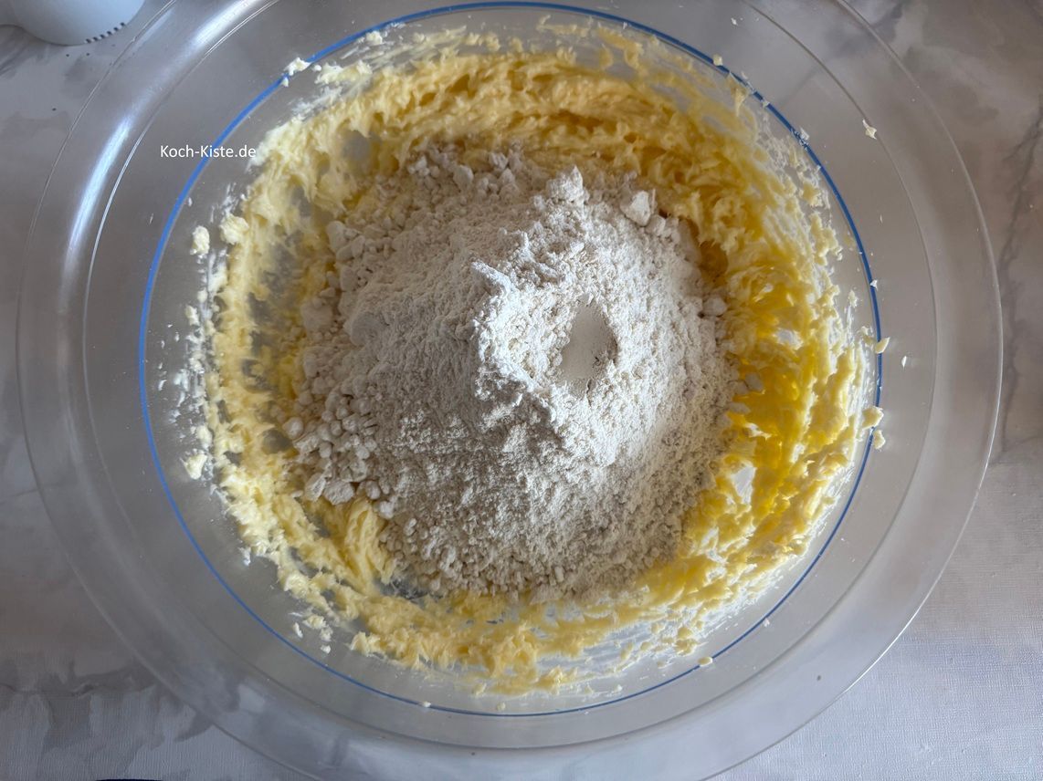 Rührschüssel wieder auf die Küchenwaage - auf 0 damit Du 280 g Dinkelmehl (560g) abwiegen kannst . Verrühre wieder alles mit dem Handrührgerät.