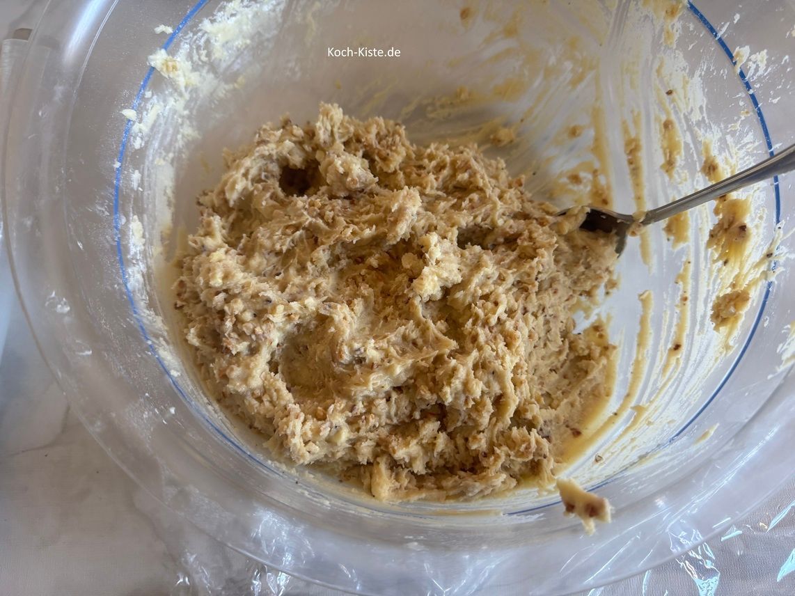 jetzt hebe beides mit HIlfe eines Teiglöffels unter den Teig