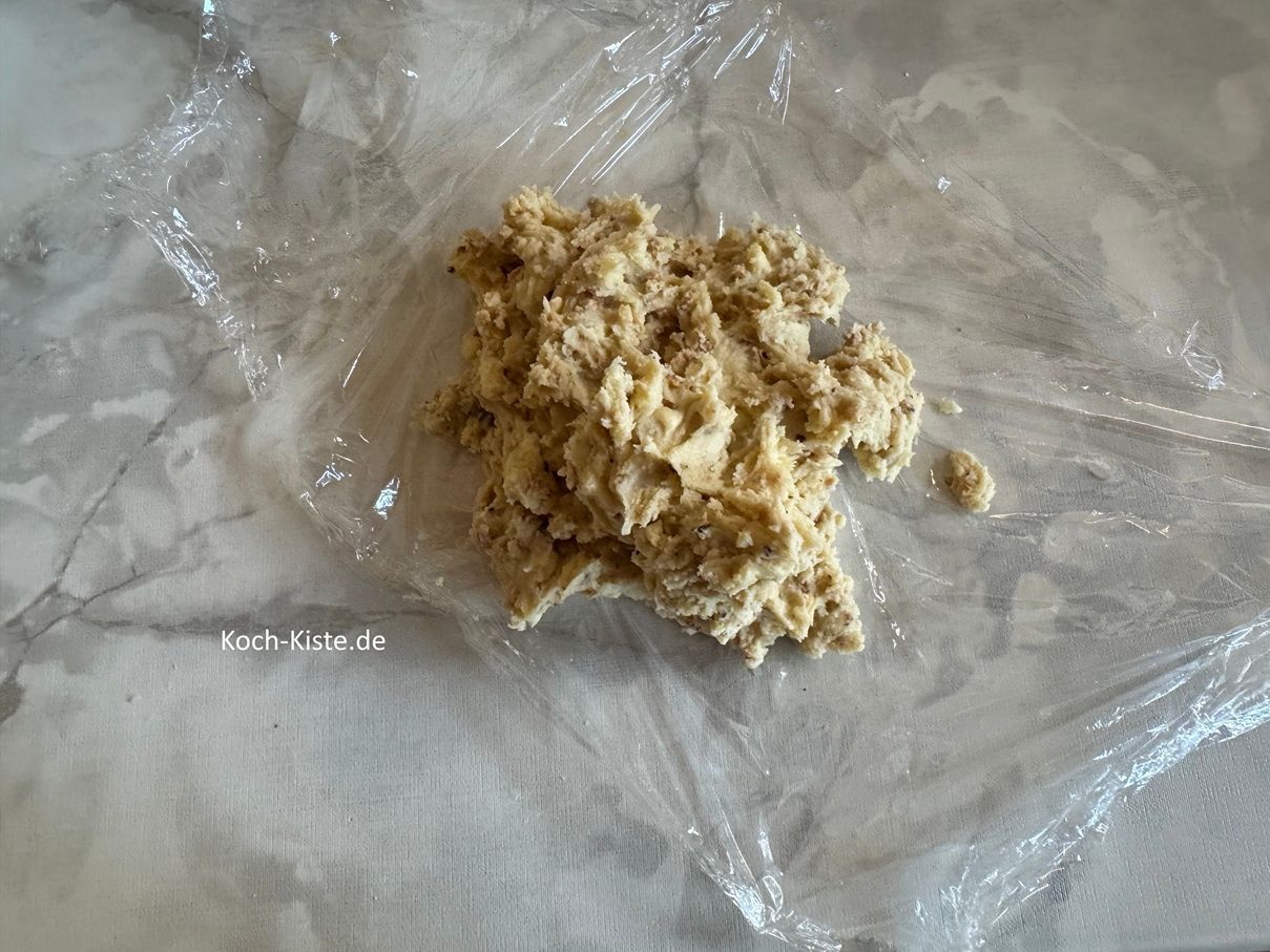 gebe auf 2-3 Klarsichtfolienstücke den Teig