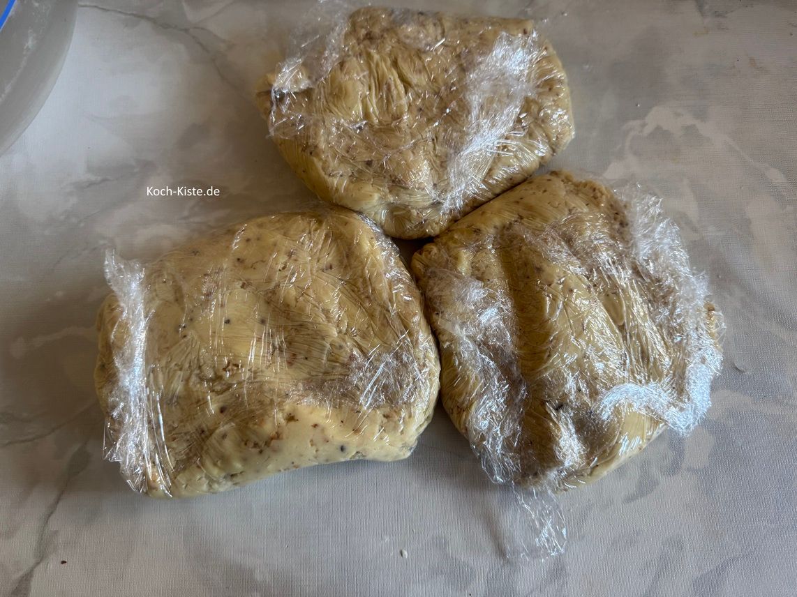 wickel ihn in der Klarsichtfolie ein und lege den Teig für mindestens 1 Stunde in den Kühlschrank zum Kühlen