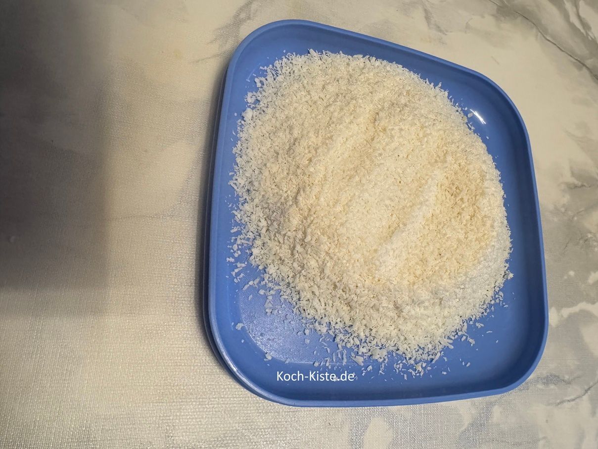 stelle einen Teller auf die Küchenwaage auf 0 - und gebe 40 g (80g) Kokosraspel hinauf