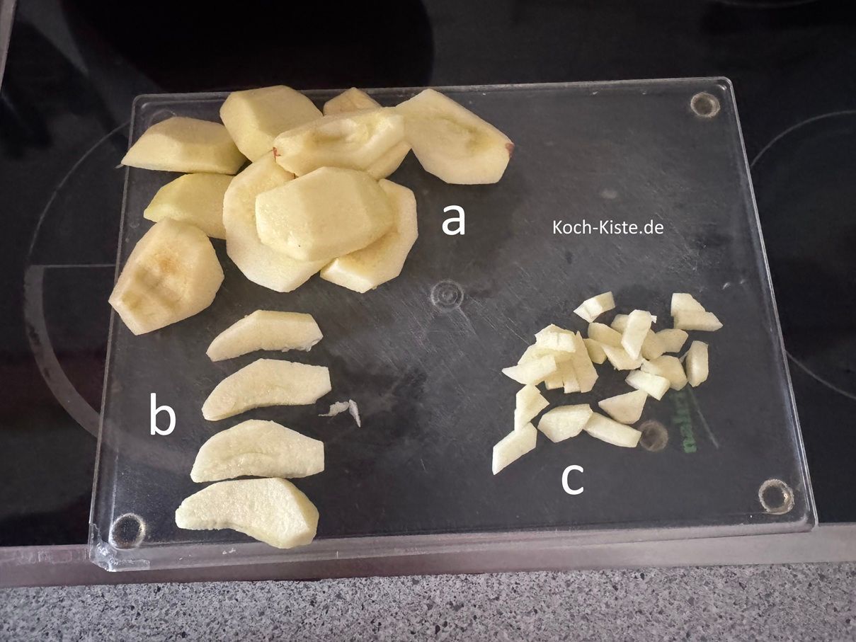 lege ein Apfelviertel auf das Schneidebrett (a), schneide es in Scheiben (b) und dann in kleine Stücke (c)