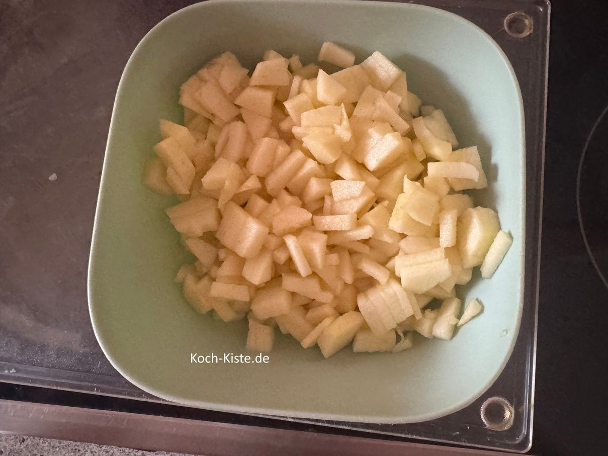 und gebe die Apfelstücke in eine Schüssel