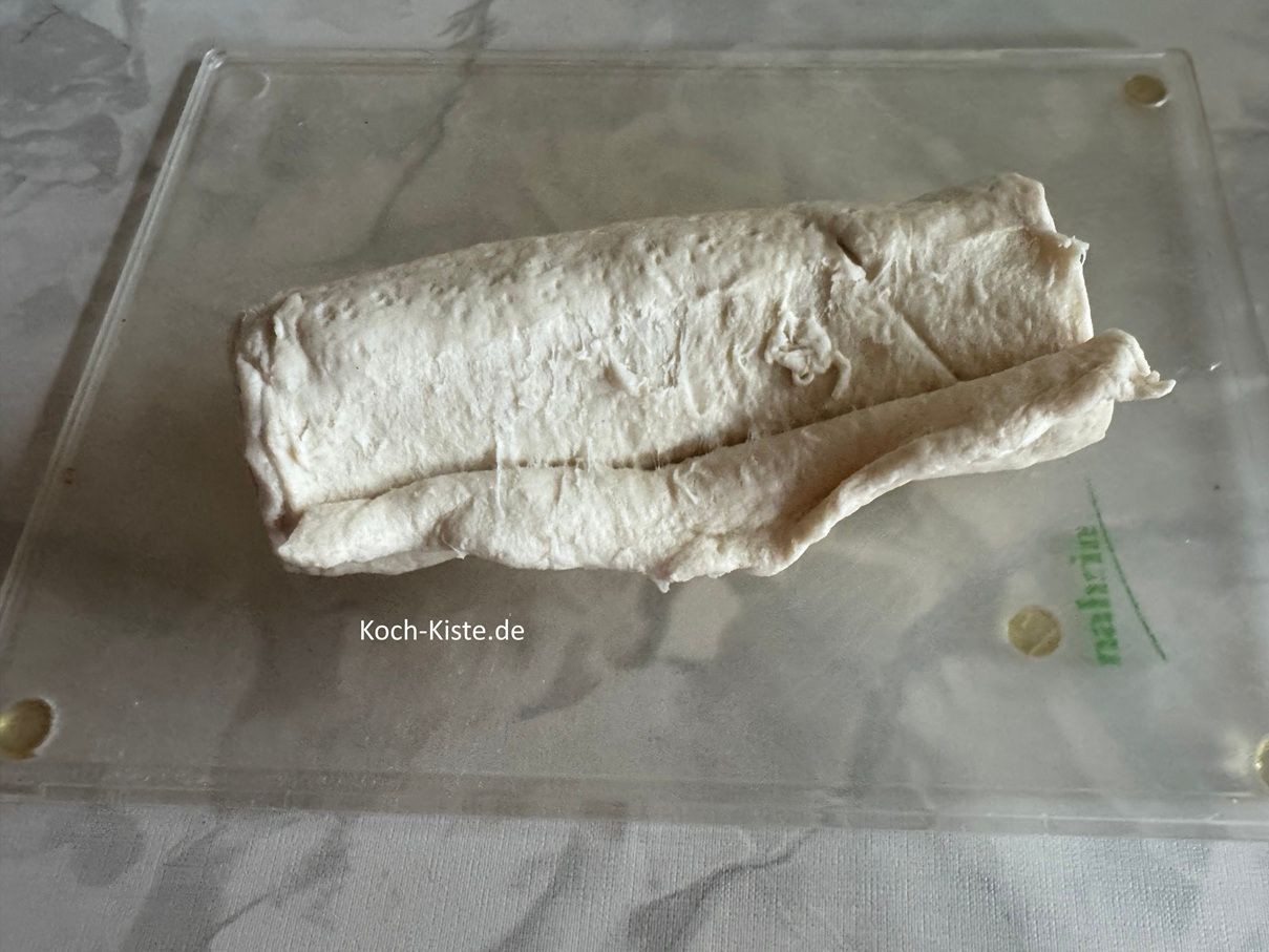 jetzt schiebe mit beiden Daumen den Teig etwas auseinander