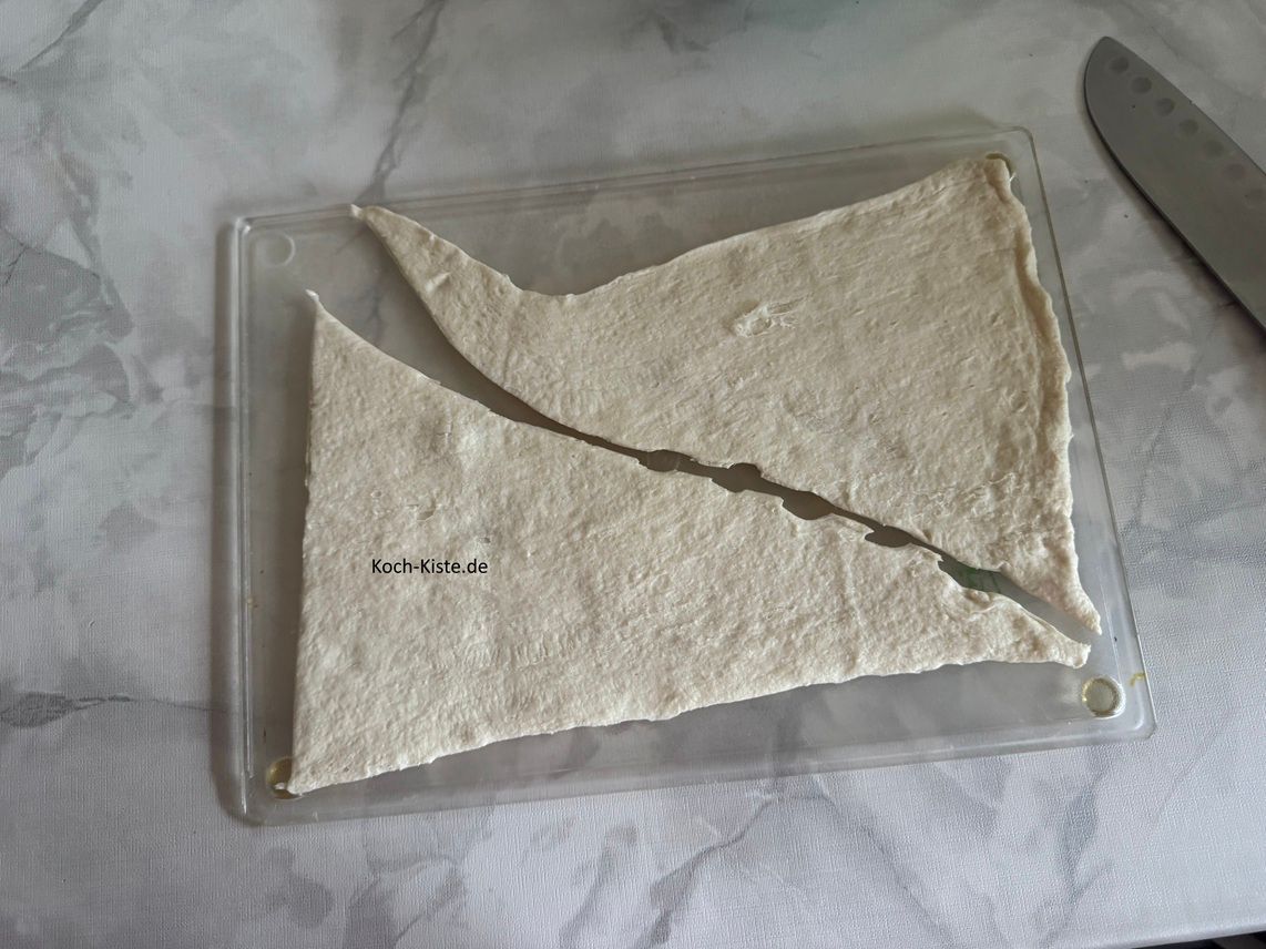 schneide den Teig an den Markierungen auseinander.