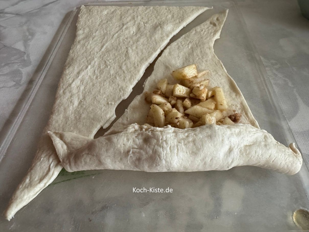 dann wickel den Teig von unten ( breite Seite) nach oben hin zusammen