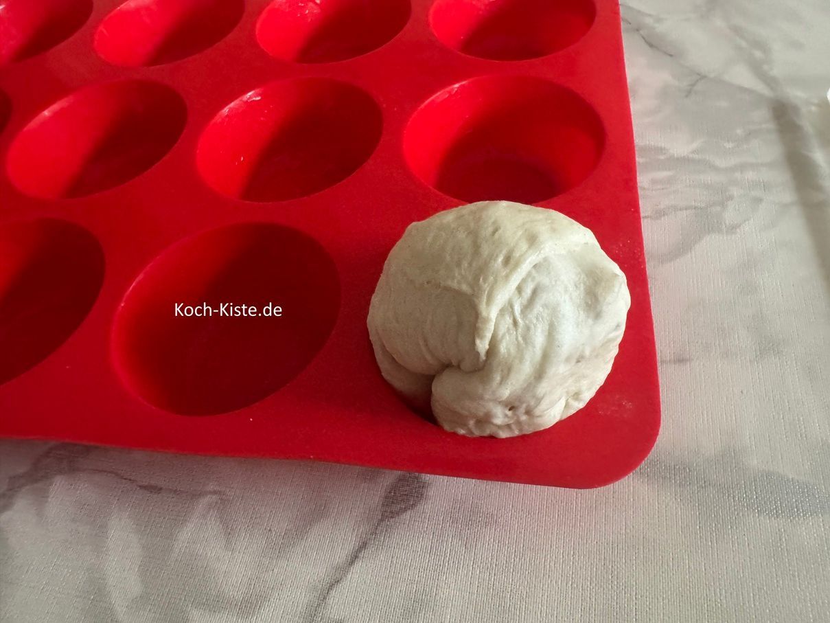 und setze das Teigstück dann in die Muffinform