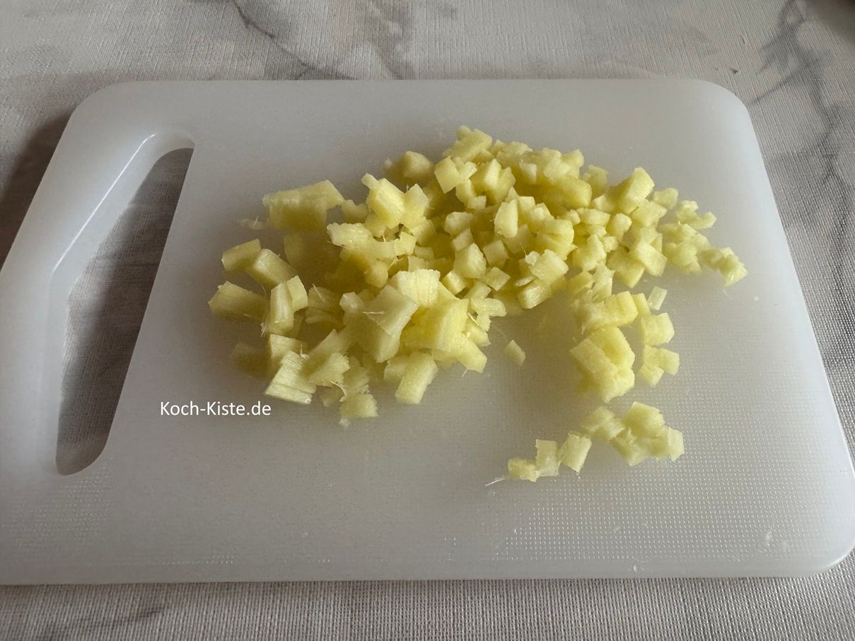 verarbeite den gesamten Ingwer zu kleinen Stücken