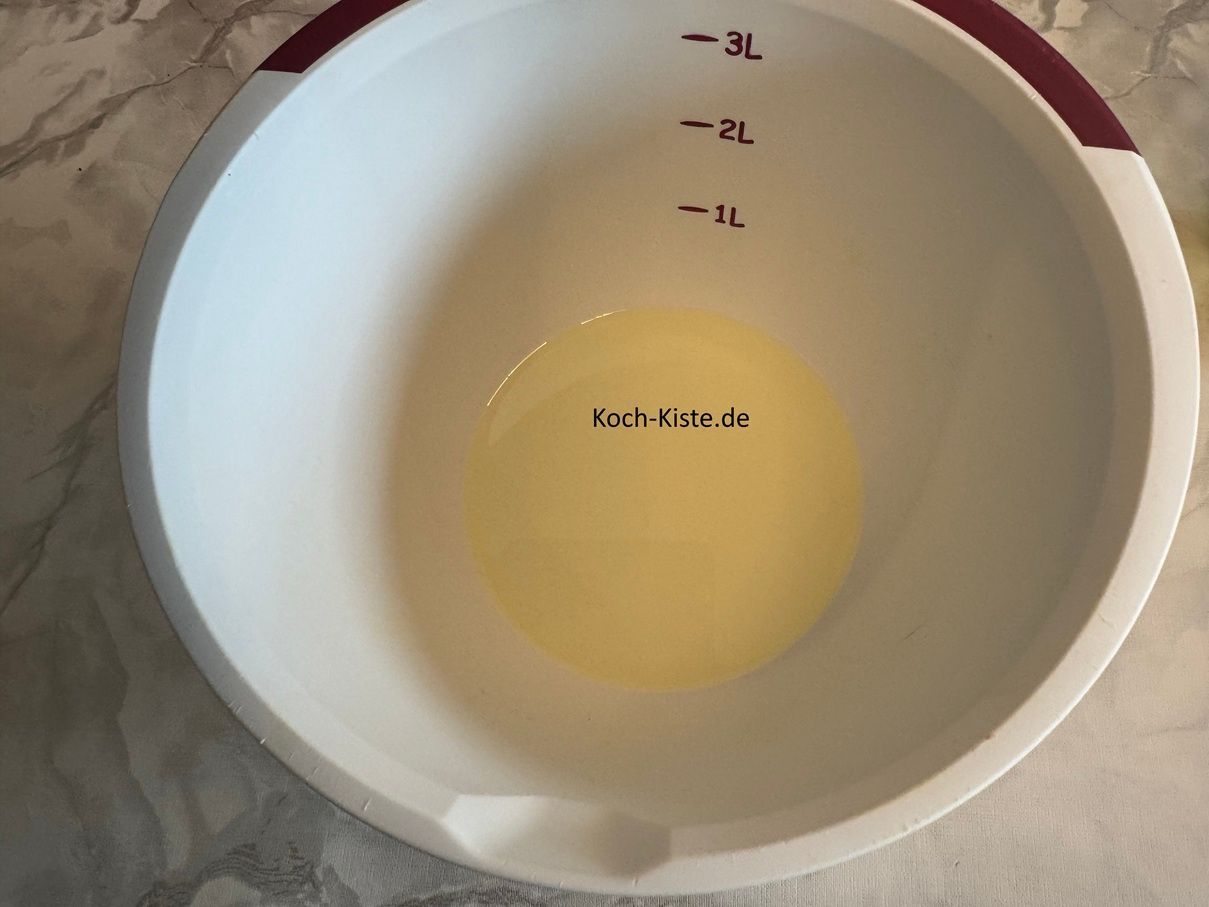 gieße das Sonnenblumenöl in eine Rührschüssel
