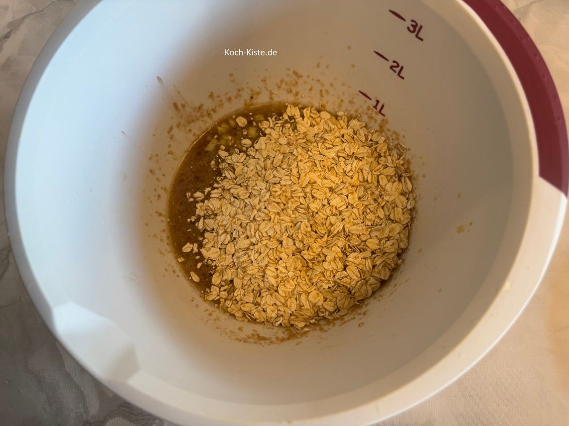 stelle die Rührschüssel auf die Küchenwaage - auf 0 und wiege 120 g Haferflocken hinein