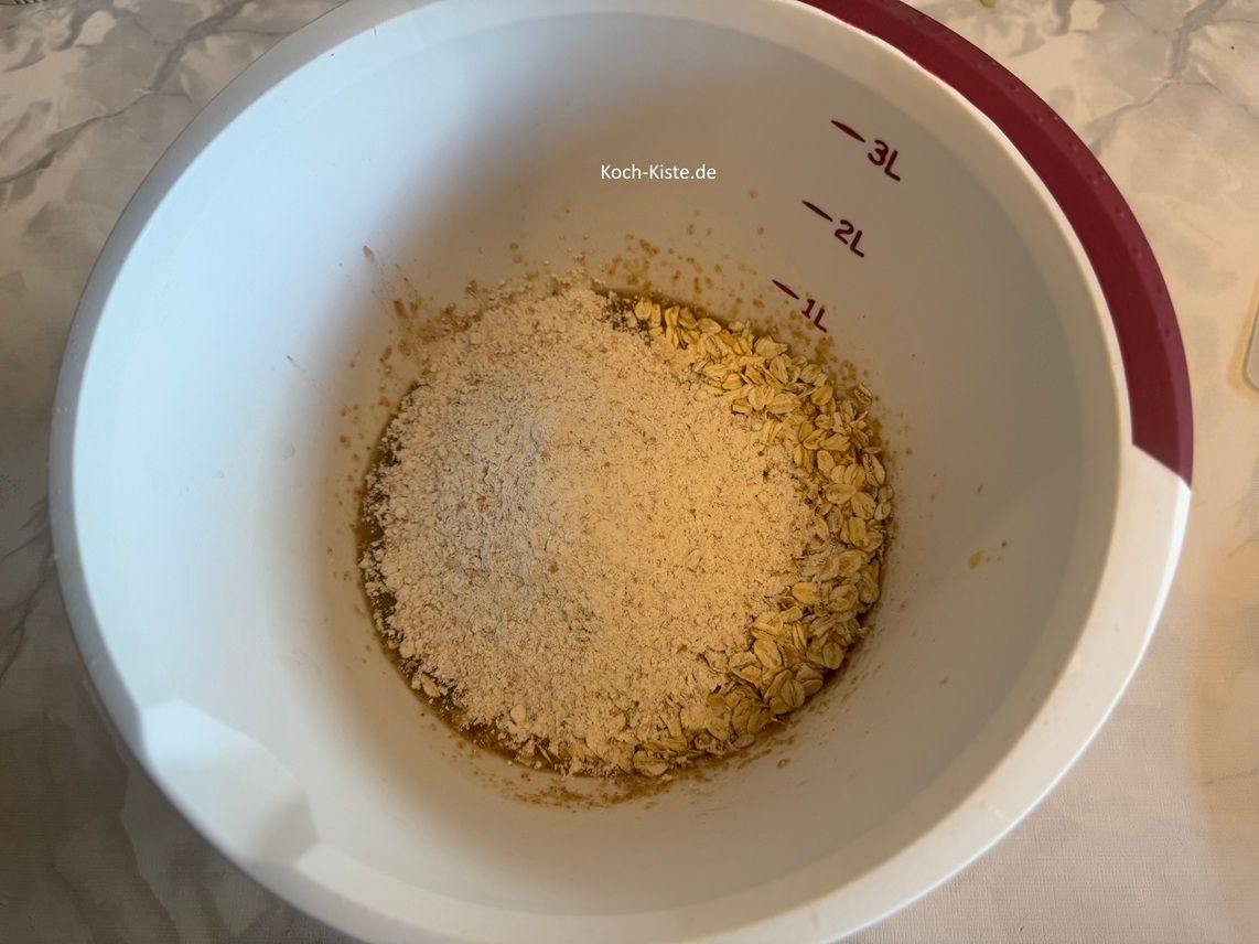 Küchenwaage wieder auf 0 - und dann wiege 120 g Dinkelvollkornmehl ab
