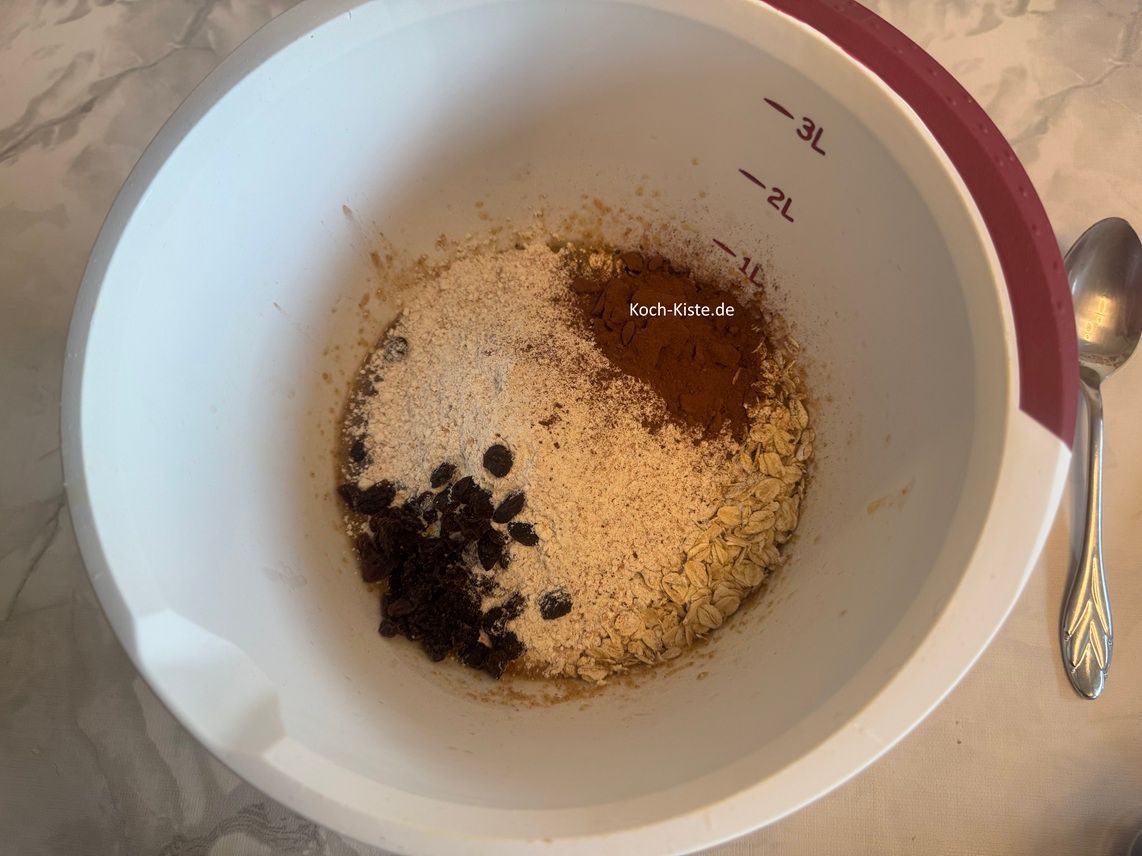 stelle die Rührschüssel ein letztes mal auf die Küchenwaage - auf 0 und wiege 25 g Rosinen hinein