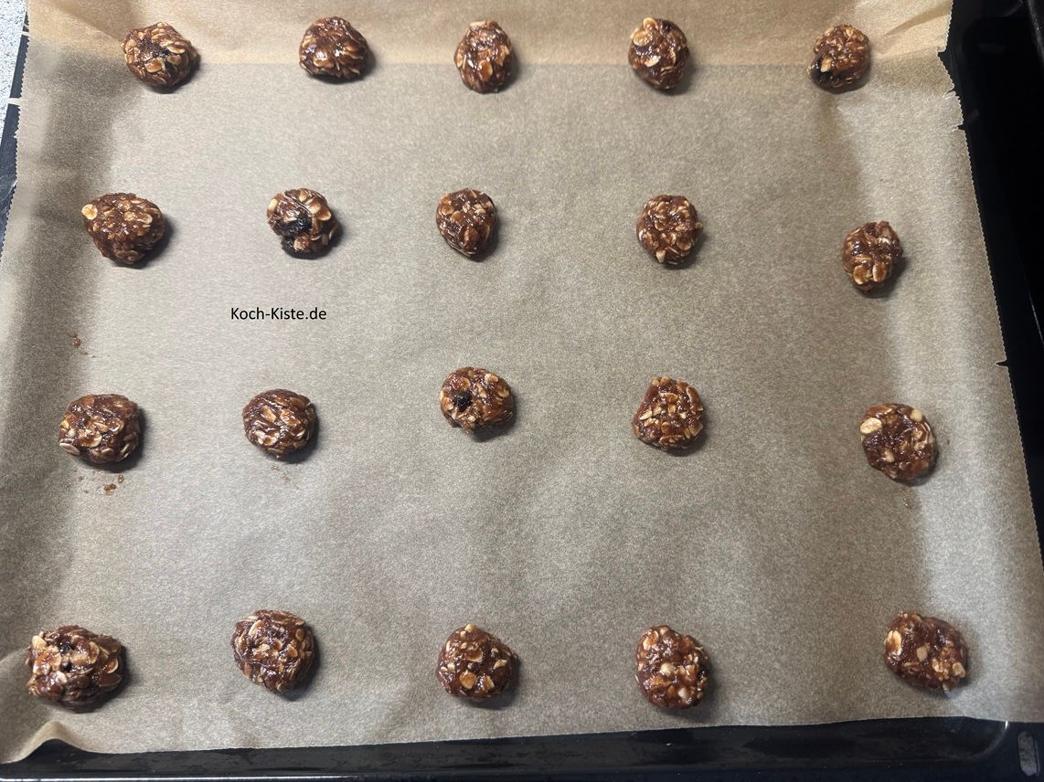 und drücke mit einer Kuchengabel die Teigkugeln leicht flach