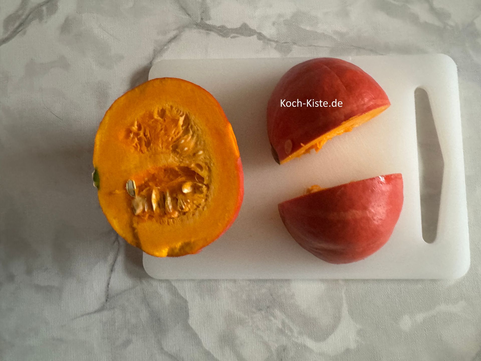 nun kannst Du den Hokkaido Kürbis auf das Schneidebrett legen, halbieren und dann vierteln. So kleine Hokkaido Kürbisse brauchst Du nicht vorkochen ! das geht das Durchschneiden so