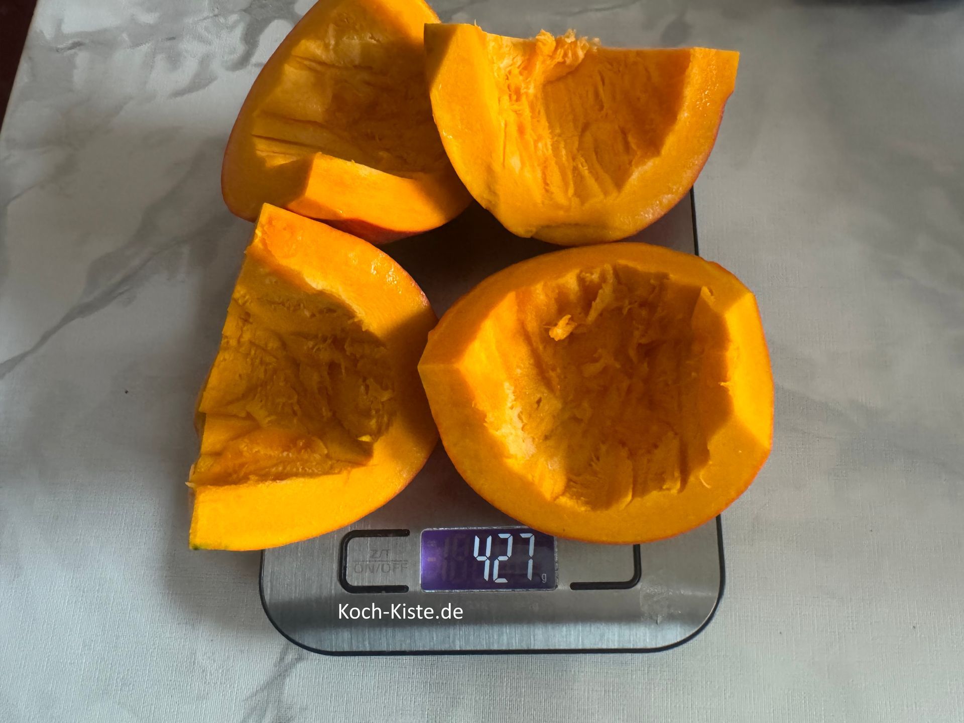 dann muss der Kürbis gewogen werden- es sollten zwischen 400 und 430g Kürbisfleisch sein.