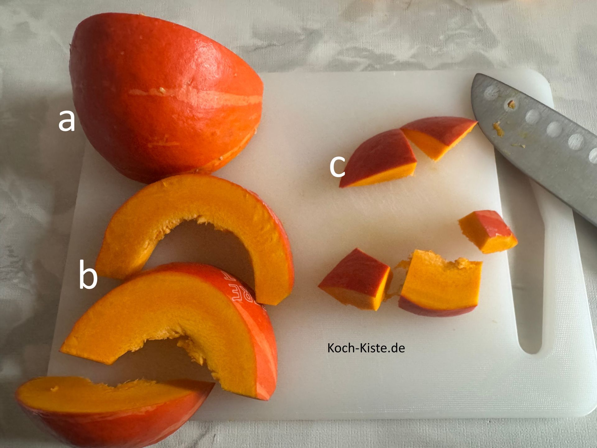 lege ein Kürbisviertel auf das Schneidebrett , schneide es in Scheiben und dann in grobe Würfel / Stücke. Bearbeite den ganzen Kürbis auf diese Weise.